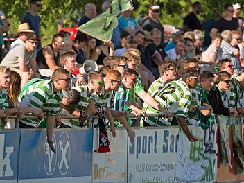 Anziehungsmagnet Relegation! Während 500 oder mehr Zuschauer eher die Seltenheit im Kreis Kronach sind, werden derartige Zahlen bei Entscheidungsspielen regelmäßig erreicht. Kreisspielleiter Egon Grünbeck will versuchen, dass keine dieser spannenden Spiele zeitgleich angesetzt werden. Unser Bild zeigt die Fans des SV Neuses beim Relegationsspiel zur Kreisklasse gegen den TSV Küps in der Saison 2016/17. Foto: Heinrich Weiß