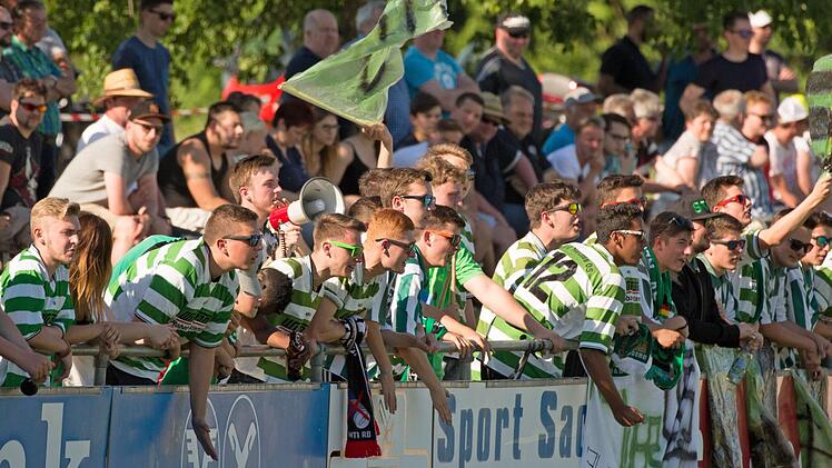 Anziehungsmagnet Relegation! Während 500 oder mehr Zuschauer eher die Seltenheit im Kreis Kronach sind, werden derartige Zahlen bei Entscheidungsspielen regelmäßig erreicht. Kreisspielleiter Egon Grünbeck will versuchen, dass keine dieser spannenden Spiele zeitgleich angesetzt werden. Unser Bild zeigt die Fans des SV Neuses beim Relegationsspiel zur Kreisklasse gegen den TSV Küps in der Saison 2016/17. Foto: Heinrich Weiß