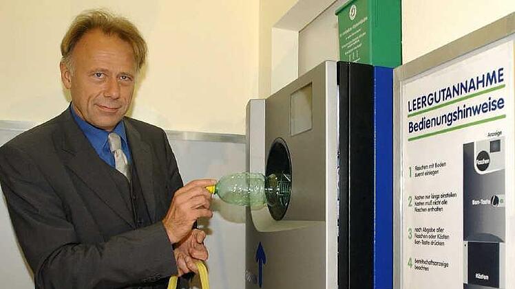Jürgen Trittin hat 2003 das Einwegpfand eingeführt. Der Erfolg des Gesetzes hält sich aber in Grenzen. Selbst die Dose kommt wieder.Archiv