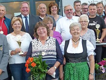 Hannelore Agly (vorne, mit Blumen) ist die neue Dorfkönigin. Weiter im Bild die Vertreter der siegreichen Vereine zusammen mit Bürgermeister Volker Schmiechen (Vierter von links), Erstem Schützenmeister Mark Trapper (links), stellvertretendem Vorsitzenden Hans Kaspar (Achter von rechts) und der Vorsitzenden der Schützengesellschaft, Inge Winkler (vorne, rechts) Foto: Werner Oetter