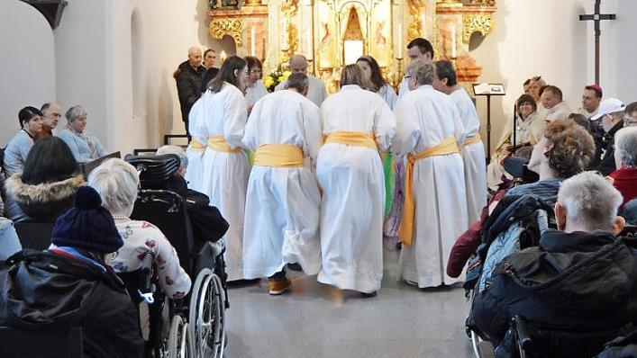 Der liturgische Tanzkreis der Einrichtung der Barmherzigen Brüder Gremsdorf unter Leitung von Lydia Nußbaum gestaltete den Festgottesdienst in der voll besetzten Kirche. Fotos: Johannes Salomon