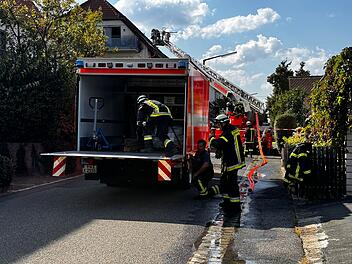 Brand in Dachstuhl: Feuer am Balkon ausgebrochen