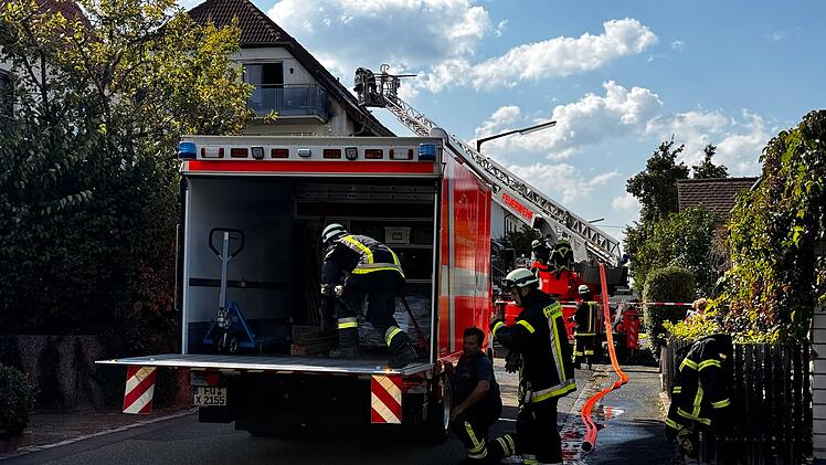 Brand in Dachstuhl: Feuer am Balkon ausgebrochen