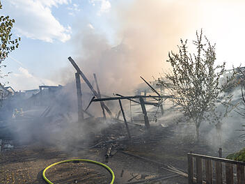 Mehrere Scheunen im Vollbrand: Feuerwehr kämpft bei starker Hitze gegen Flammenmeer