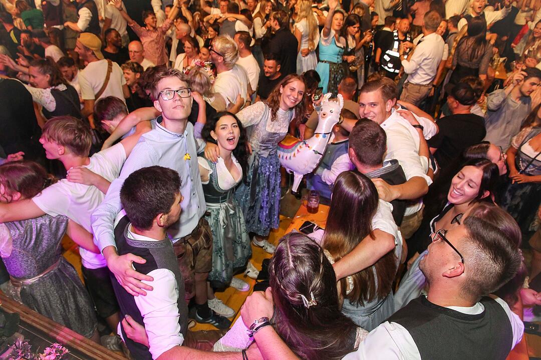 Tanzen, Feiern, Mitsingen &ndash; bayerische Partystimmung bis Mitternacht.