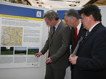 Pedro Gerstberger von der Universität Bayreuth (links) erklärt Landrat Klaus Peter Söllner (rechts) und dem Vorstandsvorsitzenden der Sparkasse, Klaus-Jürgen Scherr, die Artenvielfalt. Foto: Sonja Adam