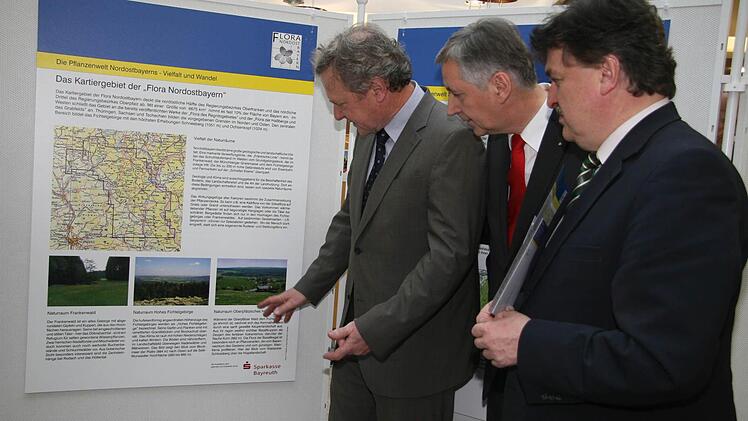 Pedro Gerstberger von der Universität Bayreuth (links) erklärt Landrat Klaus Peter Söllner (rechts) und dem Vorstandsvorsitzenden der Sparkasse, Klaus-Jürgen Scherr, die Artenvielfalt. Foto: Sonja Adam