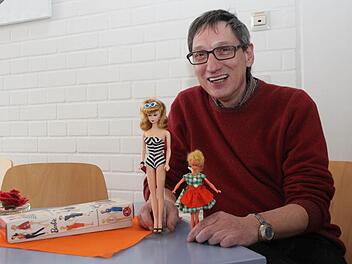 Udo Leidner-Haber vom Neustadter Spielzeugmuseum kennt den Unterschied zwischen Kopie und Original: (Links) Er zeigt ein Repro der ersten Barbie und eine original Bild-Lilli. Foto: Thomas Heuchling