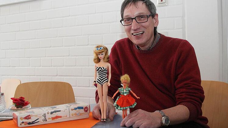 Udo Leidner-Haber vom Neustadter Spielzeugmuseum kennt den Unterschied zwischen Kopie und Original: (Links) Er zeigt ein Repro der ersten Barbie und eine original Bild-Lilli. Foto: Thomas Heuchling