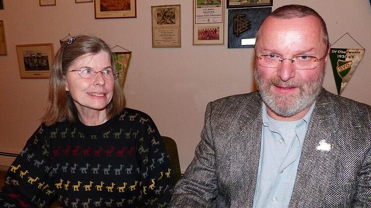 Zwei Genossenschafter: das Ehepaar Koch aus Hofheim. Beide sind von der Idee einer Energiegenossenschaft in Bürgerhand begeistert.  Foto: Manfred Wagner