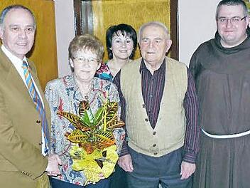Ihren 80. Geburtstag feierte in Marktleugast Margarethe Rieß. Unser Bild zeigt sie mit (von links) Bürgermeister Franz Uome, Tochter Angelika, Ehemann Alfons Rieß und Pater Adrian. Foto: Klaus-Peter Wulf
