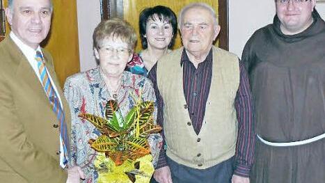 Ihren 80. Geburtstag feierte in Marktleugast Margarethe Rieß. Unser Bild zeigt sie mit (von links) Bürgermeister Franz Uome, Tochter Angelika, Ehemann Alfons Rieß und Pater Adrian. Foto: Klaus-Peter Wulf