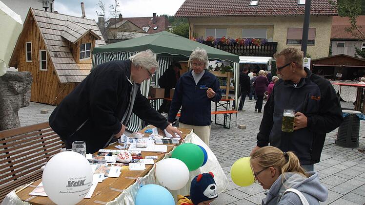 Beim Infostand des VdK Ortsverbandes punktete man auch mit Luftballons. Foto: Susanne Deuerling
