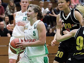 Kapit&auml;nin Liisi Sokman (mit Ball) kehrt ins DJK-Team zur&uuml;ck. Foto: sportpress