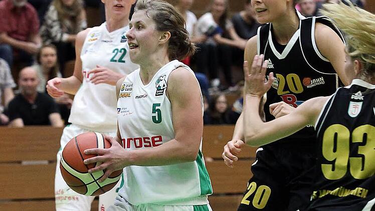 Kapit&auml;nin Liisi Sokman (mit Ball) kehrt ins DJK-Team zur&uuml;ck. Foto: sportpress