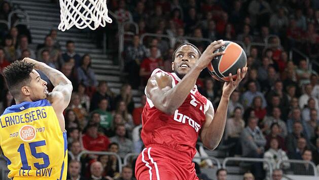 Darius Miller (mit Ball) war in der letzten Saison beim 77:66-Heimsieg einer der besten Bamberger. Hier versetzt er Sylven Landesberg Foto: sportpress
