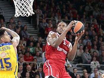 Darius Miller (mit Ball) war in der letzten Saison beim 77:66-Heimsieg einer der besten Bamberger. Hier versetzt er Sylven Landesberg Foto: sportpress