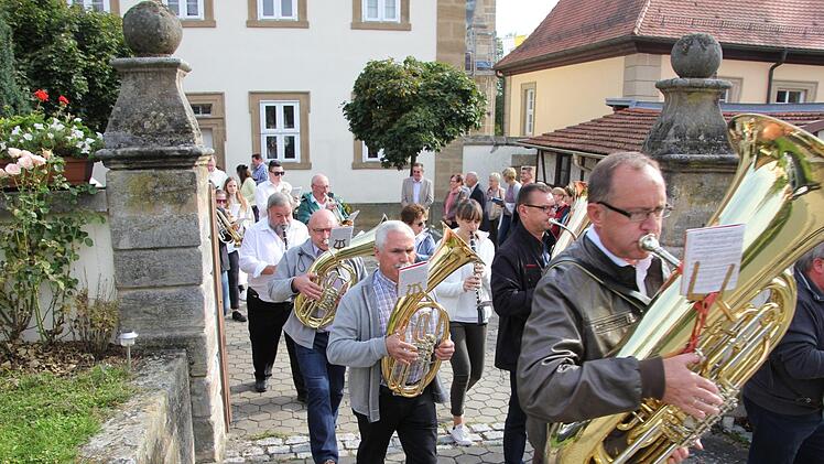 Zum Festgottesdienst wurde die Geistlichkeit vom Pfarrhaus zur Kirche von der Blaskapelle Gereuth geleitet.