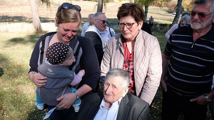 Einer der Ältesten bei diesem Treffen war der 91-jährige Bruno Fella. Dessen Urenkelin Laura ist gerade acht Monate alt. Foto: Gerd Schaar