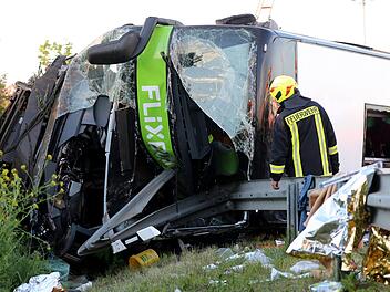 Bei dem Unfall auf der A9 starb eine Frau, zahlreiche Menschen wurden verletzt. Foto: Jan Woitas/dpa