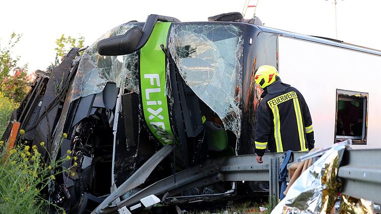 Bei dem Unfall auf der A9 starb eine Frau, zahlreiche Menschen wurden verletzt. Foto: Jan Woitas/dpa