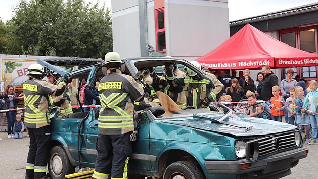 Eine eingeklemmte Person gab es bei der Übung zu befreien. Fotos: Johanna Blum