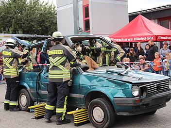 Eine eingeklemmte Person gab es bei der Übung zu befreien. Fotos: Johanna Blum