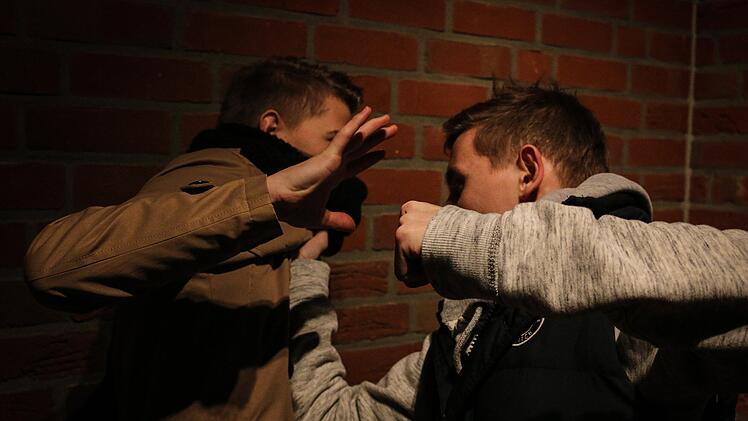 Ein Streit unter Betrunkenen in einer Spielothek in Kulmbach endete mit Gewalt: Ein 29-Jähriger steht wegen gefährlicher Körperverletzung vor Gericht. Symbolfoto: Christopher Schulz