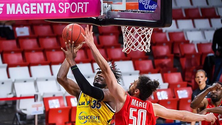 Der Berliner Topscorer Landry Nnoko (links) erzielt gegen Bamberg Assem Marei zwei seiner 15 Punkte. Foto: Daniel Löb/Poo via Kevin Voigt/Jan Hübner