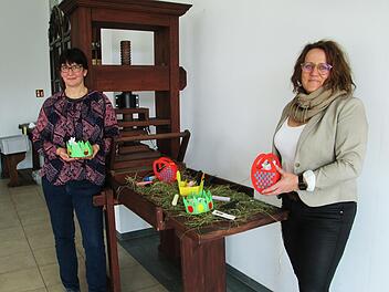 Kerstin Hansel (links) und Fördervereinsvorsitzende, Christine Neeb-Wittmann  warteten mit 161 Osternestern für die Grundschüler der Johannes-Petri-Schule in Langendorf auf.  Foto: Winfried Ehling