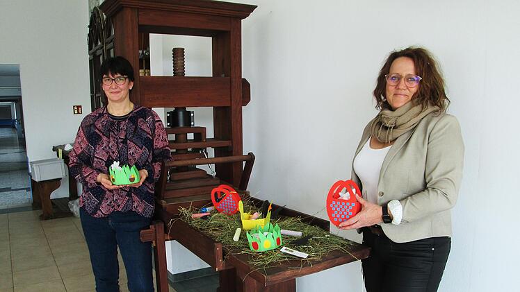 Kerstin Hansel (links) und Fördervereinsvorsitzende, Christine Neeb-Wittmann  warteten mit 161 Osternestern für die Grundschüler der Johannes-Petri-Schule in Langendorf auf.  Foto: Winfried Ehling