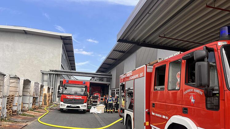 200 Liter Salzsäure ausgelaufen: Gefahrgut Einsatz für die Feuerwehr