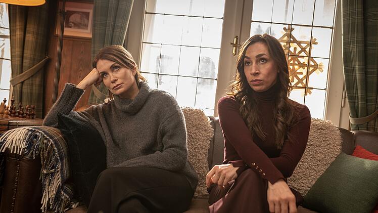 Die Krimiautorin Therese Dahlmann (Anja Kling, links) hat ihre Lebensgef&auml;hrtin Emma (Carol Schuler) zum Familienfest mitgebracht. Die Juristin ist fassungslos, in was sie da hineingeraten ist.