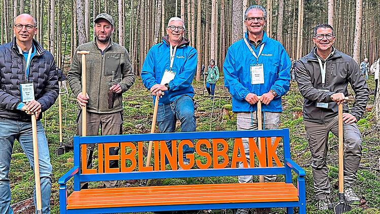 Unser Bild zeigt (von links) Vorstand Rainer Geis, Revierf&ouml;rster Christoph Uffelmann, Vorstand J&uuml;rgen Klubertanz, Vorstand Michael Kaiser und B&uuml;rgermeister Matthias H&uuml;ttl bei der Baumpflanzaktion der Lieblingsbank. Lena Eberhardt/VR-Bank Bad Kissi...