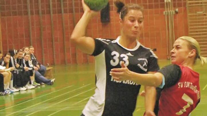 Nadine Arlt lässt sich von ihrer Gegenspielerin Claudia Schöfbeck nicht stören. Foto: Thomas