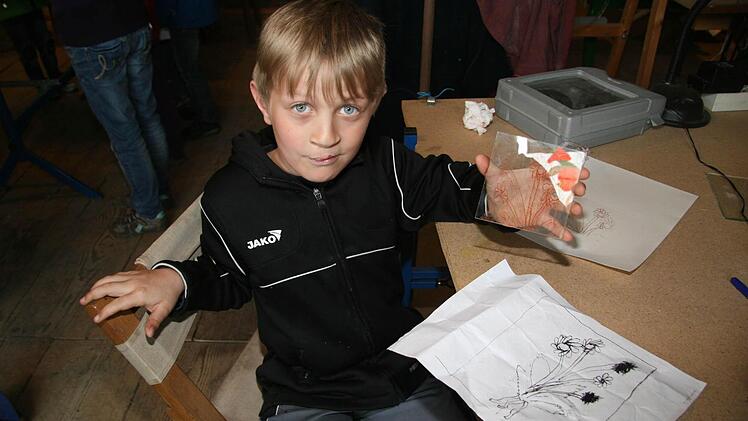 Ben Sesselmann ist erstaunt, was auf seinen eingravierten Blumen wird: ein Bild, das immer wieder anders erscheint. Foto: Sonja Adam