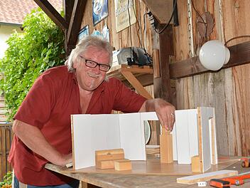 Peter Wehner bei der Arbeit zu einem neuen Bühnenbild. Foto: Björn Hein