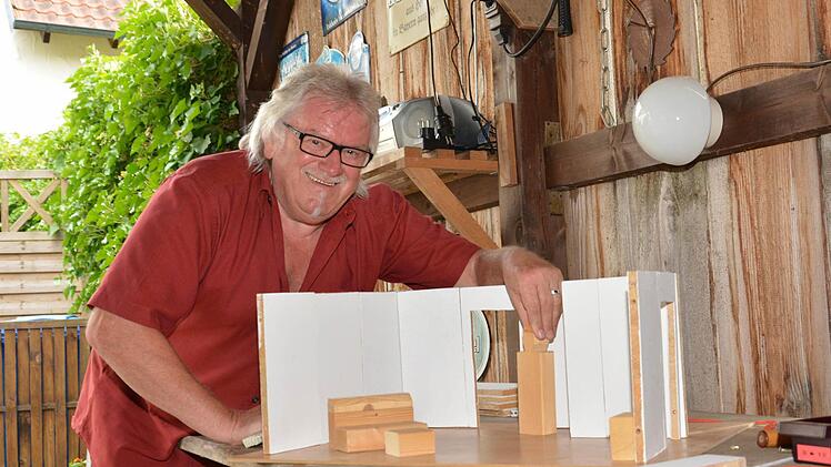 Peter Wehner bei der Arbeit zu einem neuen Bühnenbild. Foto: Björn Hein