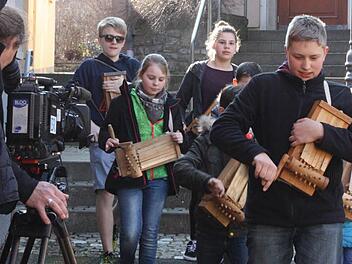 Klappermädchen und Klapperbuben werden gefilmt.  Fotos: Arnold Nöth