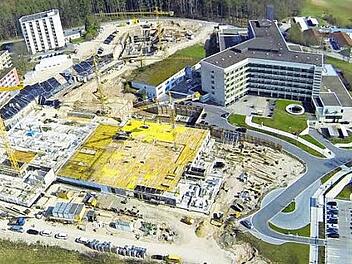 Die Baustelle des neuen Lichtenfelser Klinikums aus der Luft betrachtet; rechts hinten das bestehende Helmut-G.-Walther-Klinikum, für das eine Nachnutzung gesucht wird. Foto: Roland Meyer