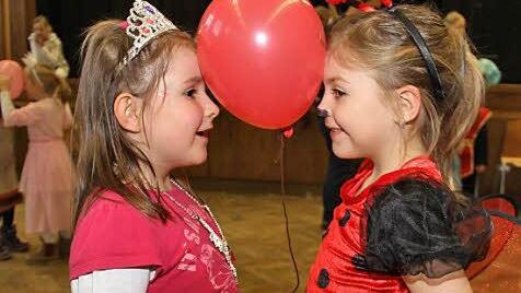 Luftballontanzen heißt dieses lustige Spiel.