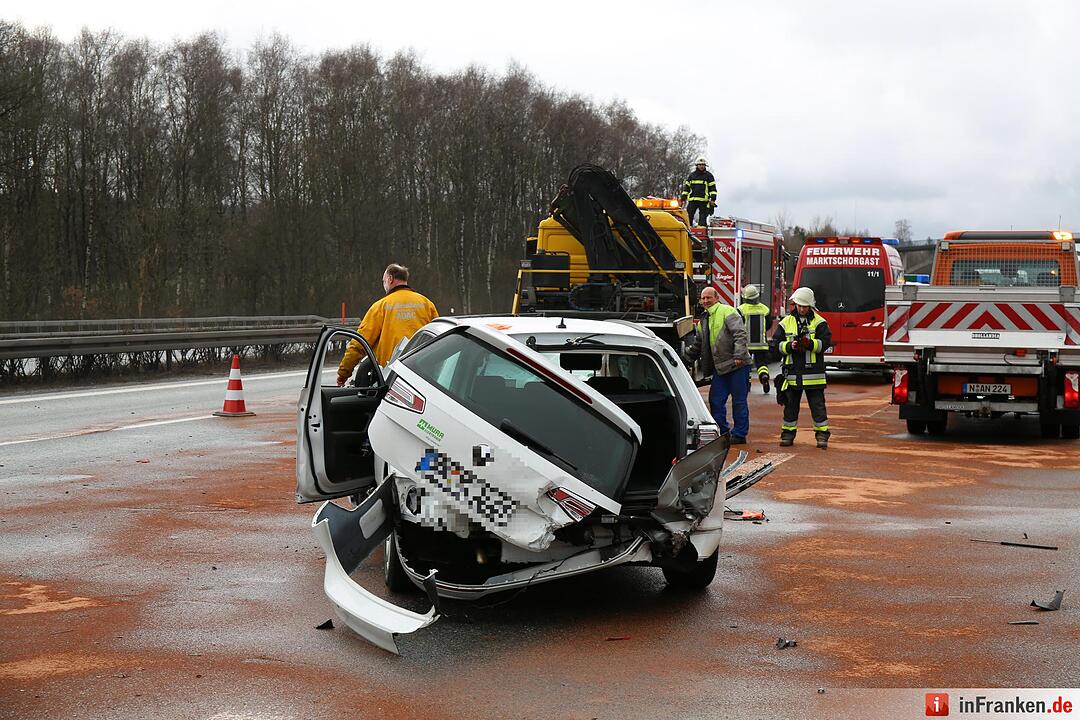 Autobahn nach Kollision von fünf Fahrzeugen komplett gesperrt - Mehrere Personen verletzt