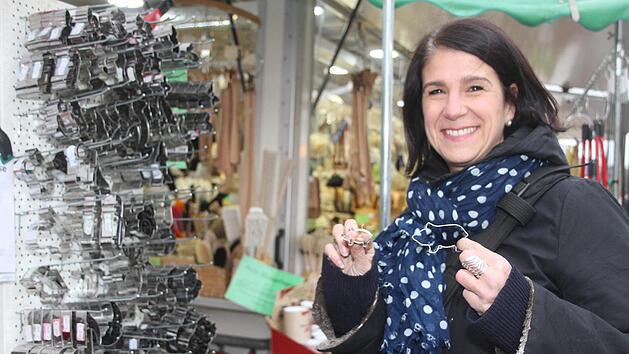 Astrid Meier sucht auf dem Herbstmarkt nach Rarit&auml;ten. Vor allem Ausstechf&ouml;rmchen f&uuml;r Pl&auml;tzchen haben es ihr angetan. Sie freut sich &uuml;ber eine paar Schweinchen-Ausstecher. Fotos: Sonny Adam