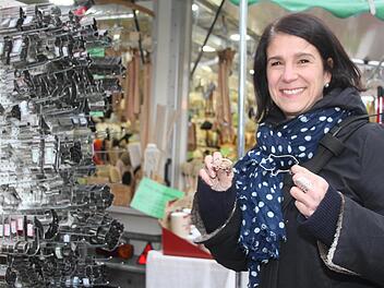 Astrid Meier sucht auf dem Herbstmarkt nach Raritäten. Vor allem Ausstechförmchen für Plätzchen haben es ihr angetan. Sie freut sich über eine paar Schweinchen-Ausstecher. Fotos: Sonny Adam