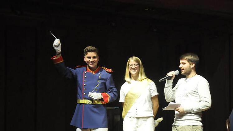 Was als Taktstock fungieren kann zeigten Fabian Rottenberger, Eva Brand und Robin Hillenbrand (von links) bei ihrem Sketch. Foto: Peter Klopf