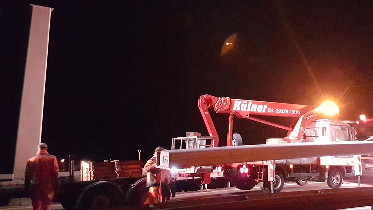 Der Riegel wurde in der Nacht zum Mittwoch quer über die B173 auf den seitlich aufgestellten Masten aufgesetzt. Foto: Marco Meißner