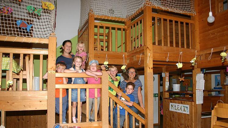 Mit einem besonderen Raumkonzept, das auf Aktivit&auml;tszonen und Individualbereiche setzt, ging der evangelische Kindergarten Klecks vor 25 Jahren an den Start. Von Anfang an pr&auml;gten Leiterin Andrea Knauer (links) und Erzieherin Pia H&ouml;hn (rechts) die Einrichtung. Foto: Martin Rebhan