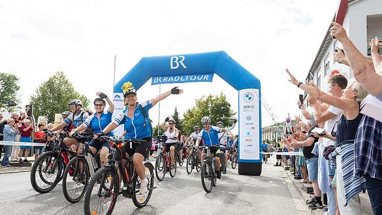 Bei der BR-Radltour (hier 2023) nehmen mehr als 1000 Radler teil, sie werden von den Einheimischen freudig begr&uuml;&szlig;t.
