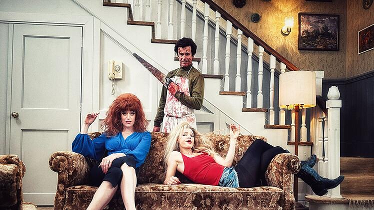 Ted Bundy (Matthias Matschke) ist auch nur ein oller Spie&szlig;er, der den Serienkiller-Alltag mit seiner Frau Elisabeth (Judith Richter, links) und Tochter Molly (Nora Islei) meistern muss.