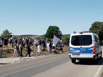 1000 Menschen st&uuml;rmen Emskirchen - Polizeieinsatz bei "Schanzenfest"